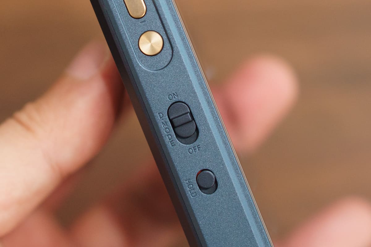 側面に備えたデスクトップモードへの切り替えスイッチ