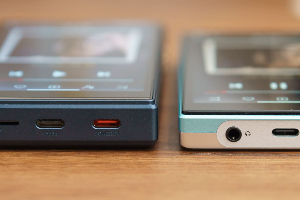 左からM21、JM21。M21の方が少し分厚い