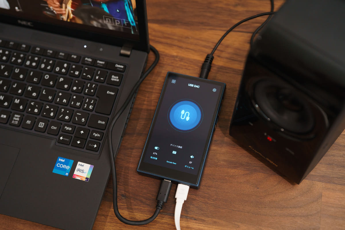 「POWER IN」からの給電で動作するため、バッテリを劣化させない