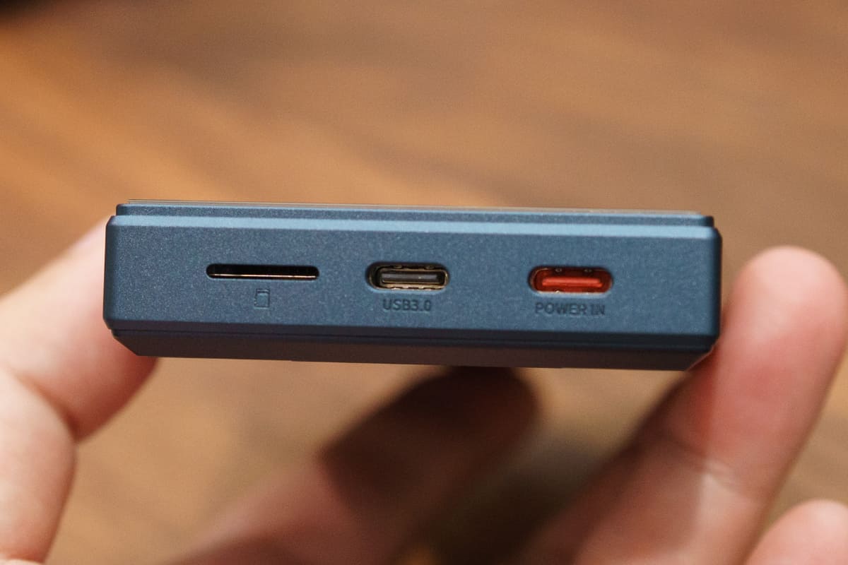 底部に、パソコンなどを接続するUSB 3.0端子と、給電専用の「POWER IN」を備えている