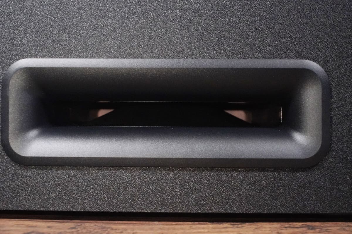 エンクロージャの下向きにウーファー。円錐形の拡散板に反射して横の吹き出し口から音が出る仕組み