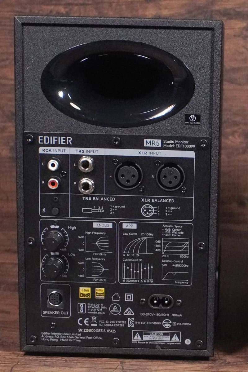 右側背面の入力端子。バスレフポートはアサガオ状に広がっている