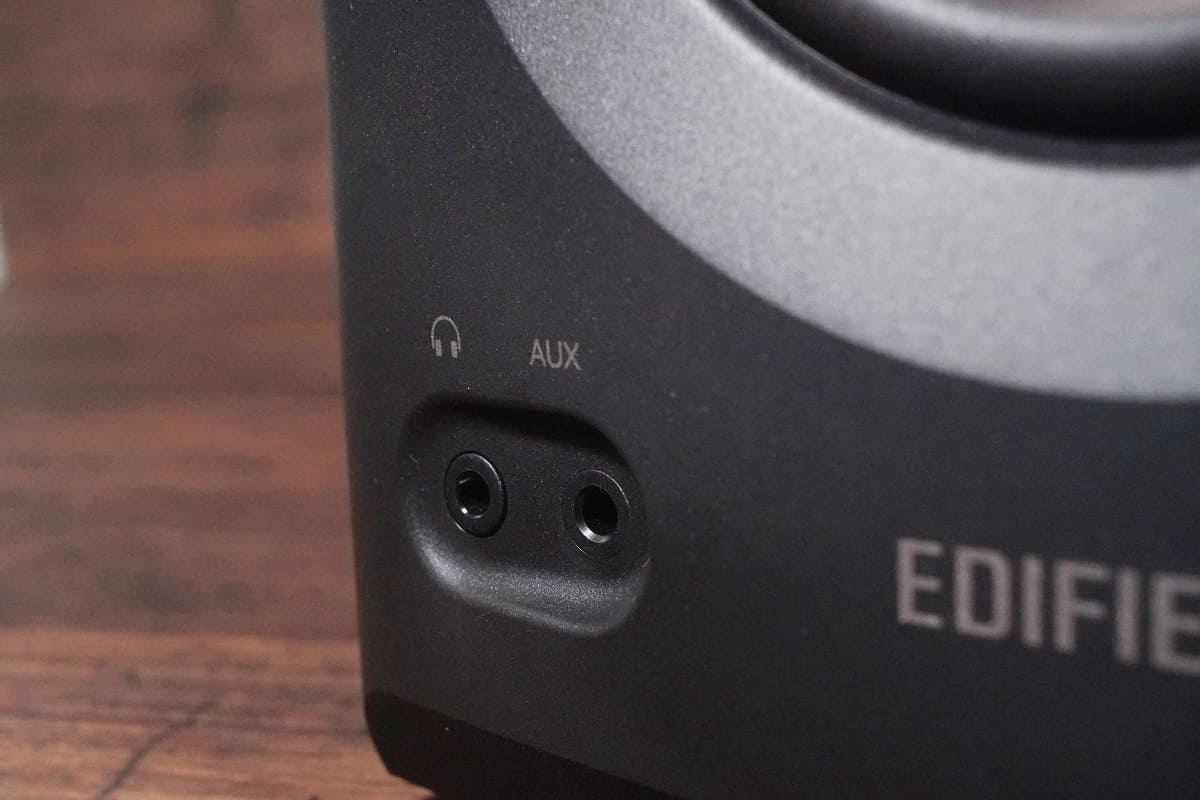 前面端子はヘッドフォン出力とAUX入力