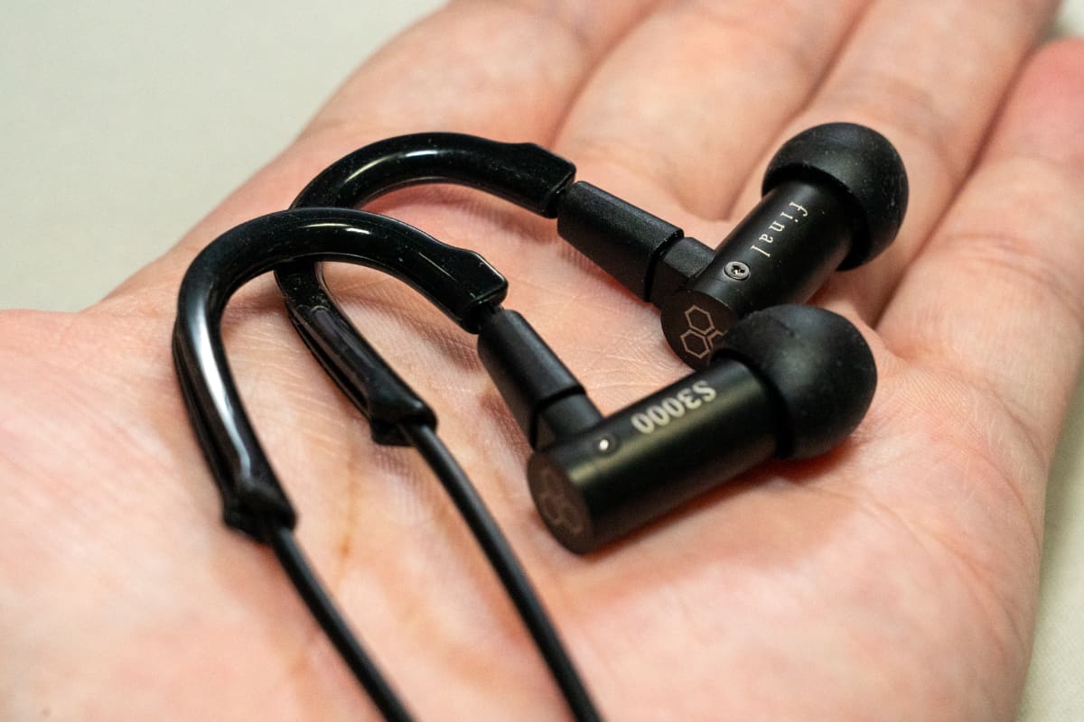 耳掛け用のカバーも付いている