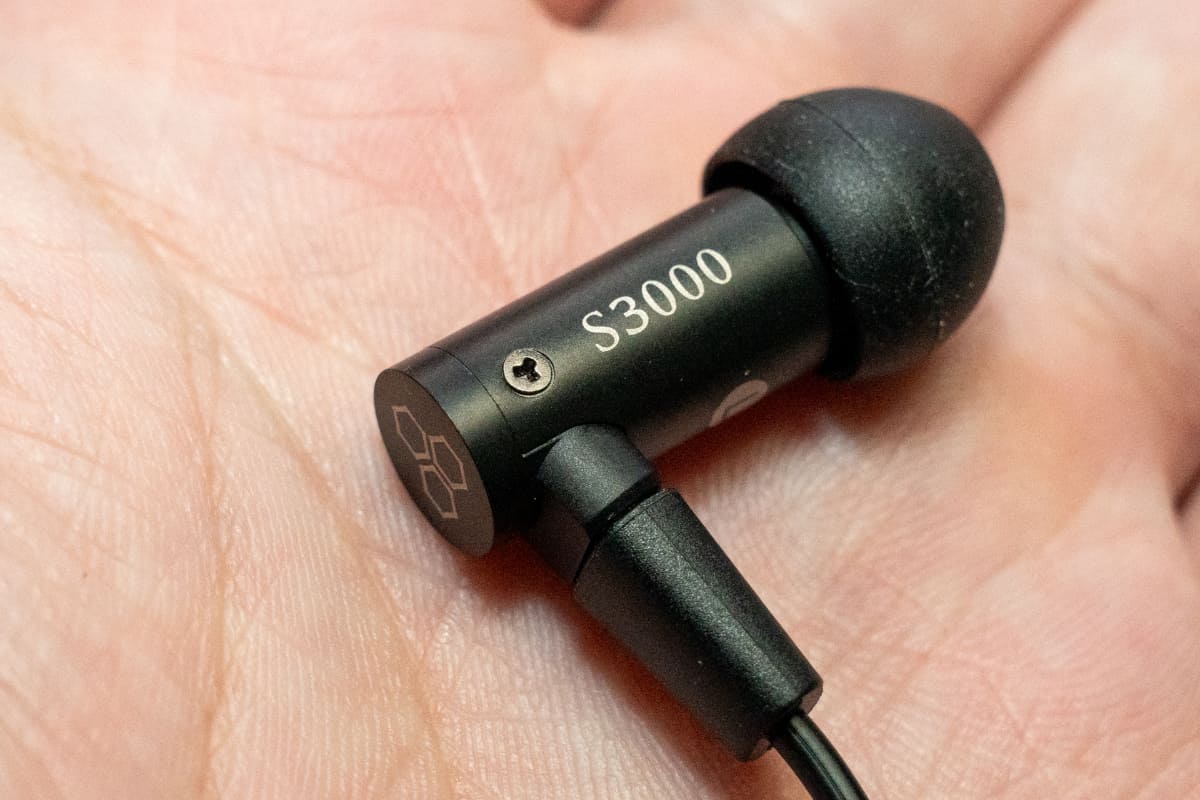 ネジ止めされている