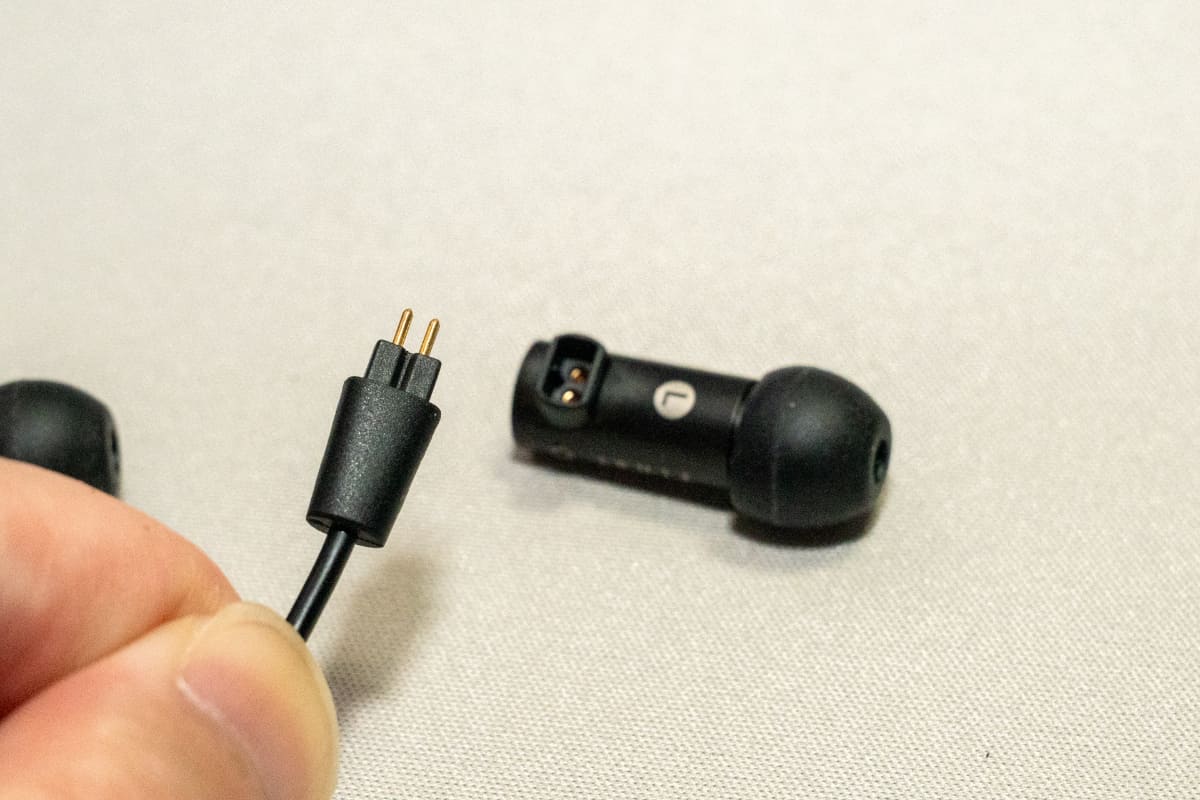 端子部を被さる形でピンが折れにくい仕様になっている