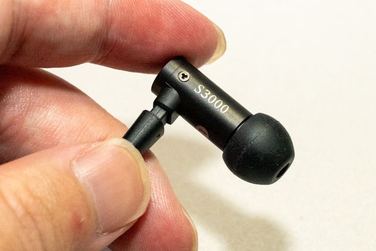 端子部を被さる形でピンが折れにくい仕様になっている