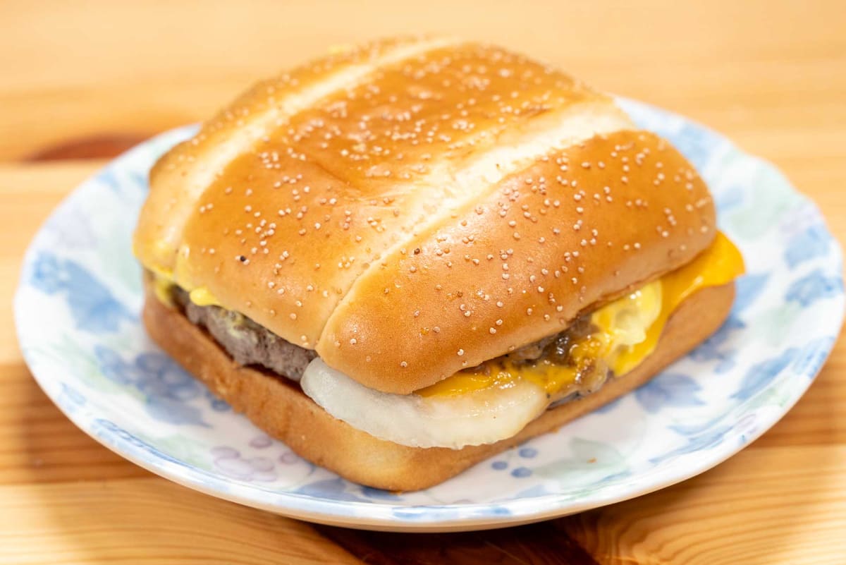 恐竜の爪痕をイメージしたという特製バンズが使われている