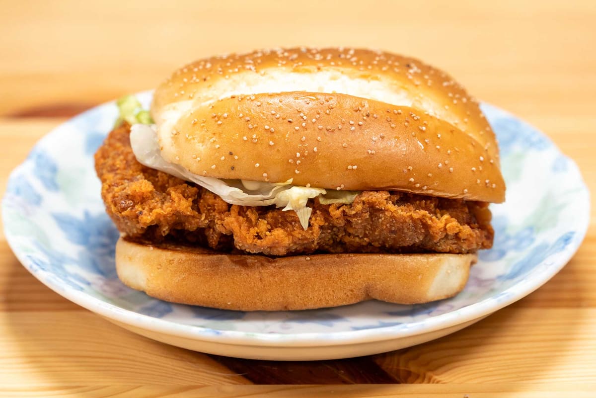 大ぶりなチキンパティがサンドされている