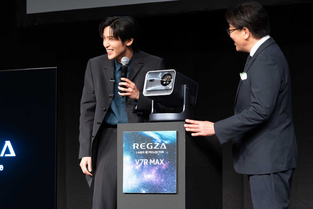 発表会ではレグザレーザープロジェクターのサプライズプレゼントも