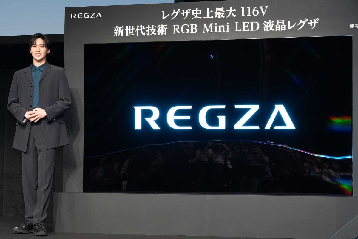 レグザグローバルブランドアンバサダーの目黒蓮と、開発中の116型RGBミニLEDレグザのプロトタイプ