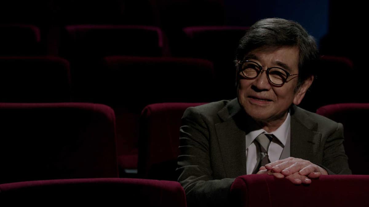 石坂浩二演じる劇場支配人<br><span class="fnt-70">(C)円谷プロ</span>