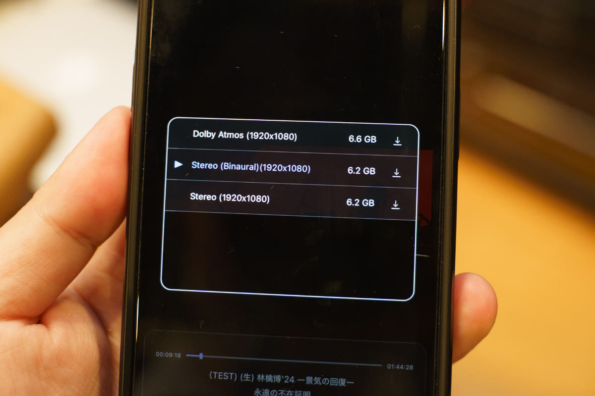 「NeSTREAM LIVE」アプリでコンテンツを選んでいるところ。バイノーラル音声のライブ映像を選択した。なお、ダウンロードしてのオフライン再生にも対応している