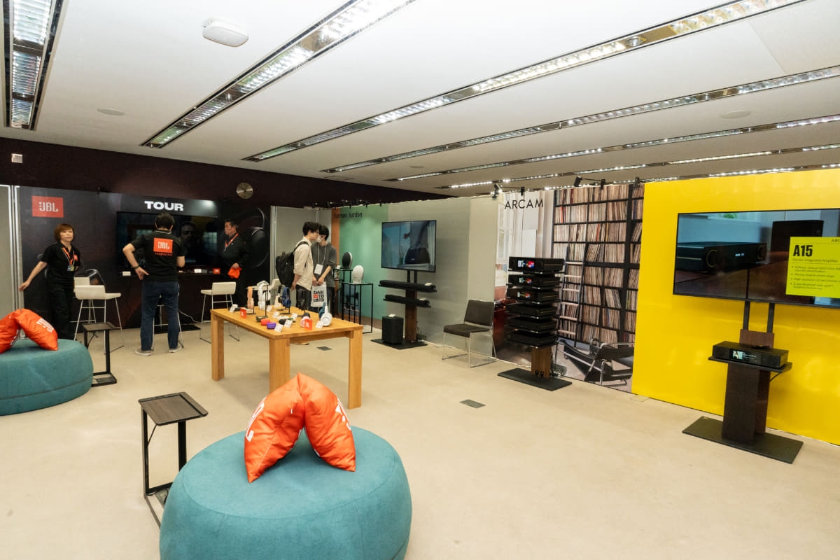 ハーマンはガラス棟4階のブースで