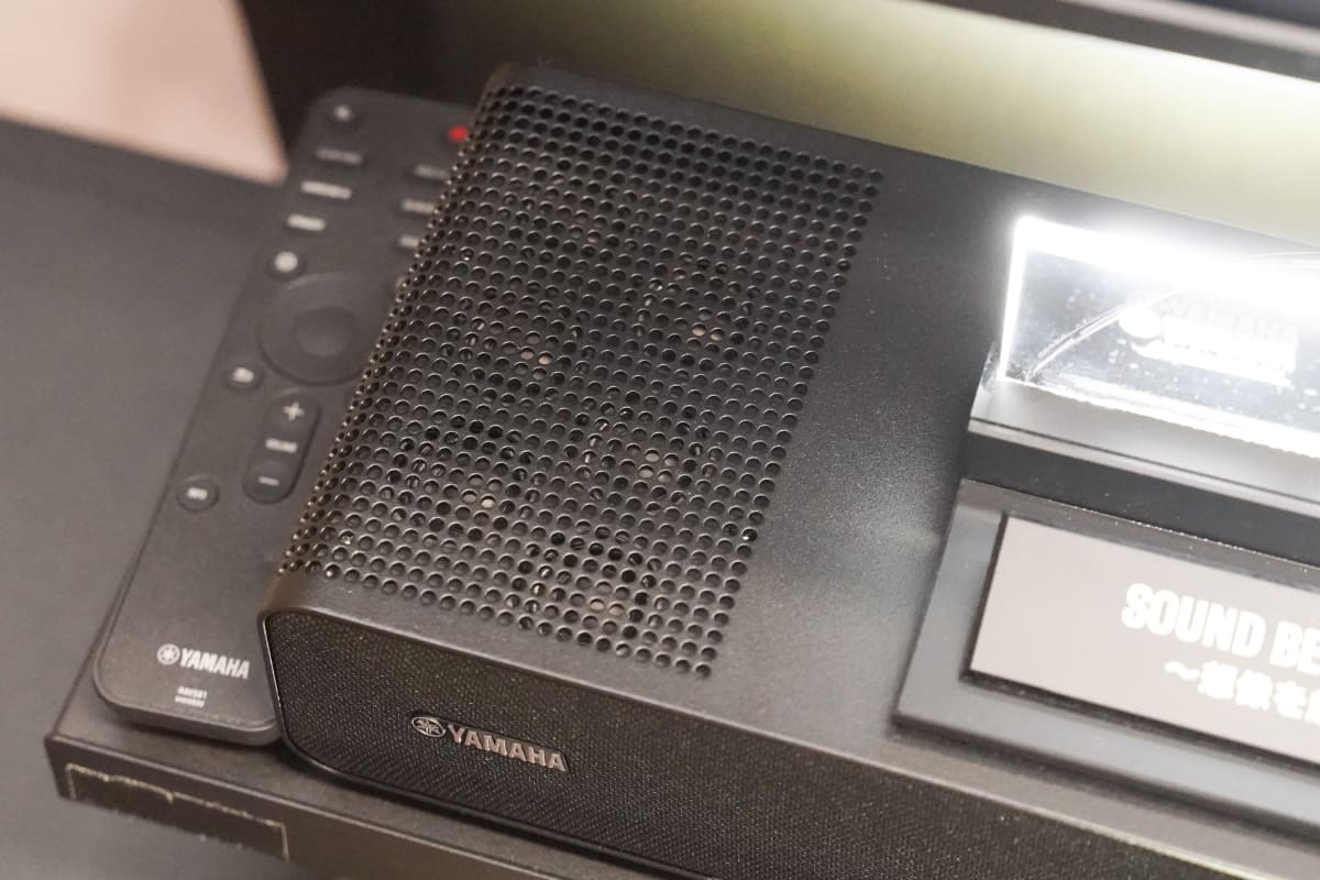 両端の上面に音をビーム状に放出する際に使う小さなユニットが内蔵されている