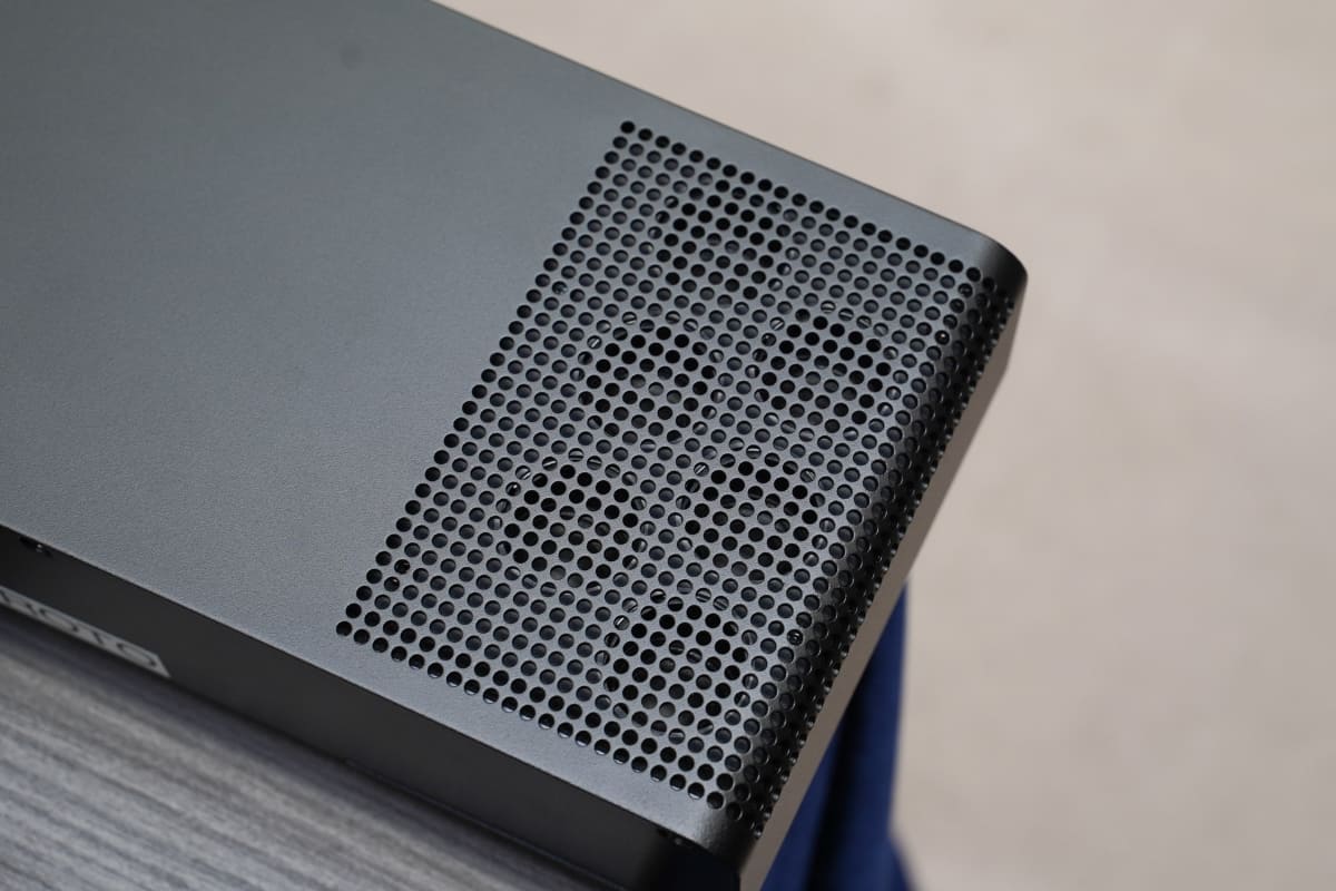 両端の上面に音をビーム状に放出する際に使う小さなユニットが内蔵されている