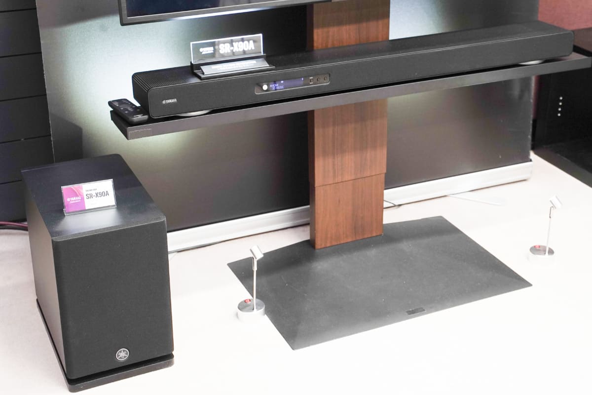 サウンドバーとワイヤレスサブウーファーがセットになっている