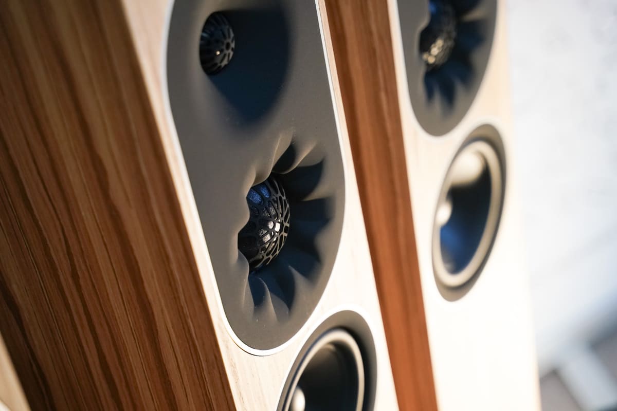 二重構造ウェーブガイドも備えている