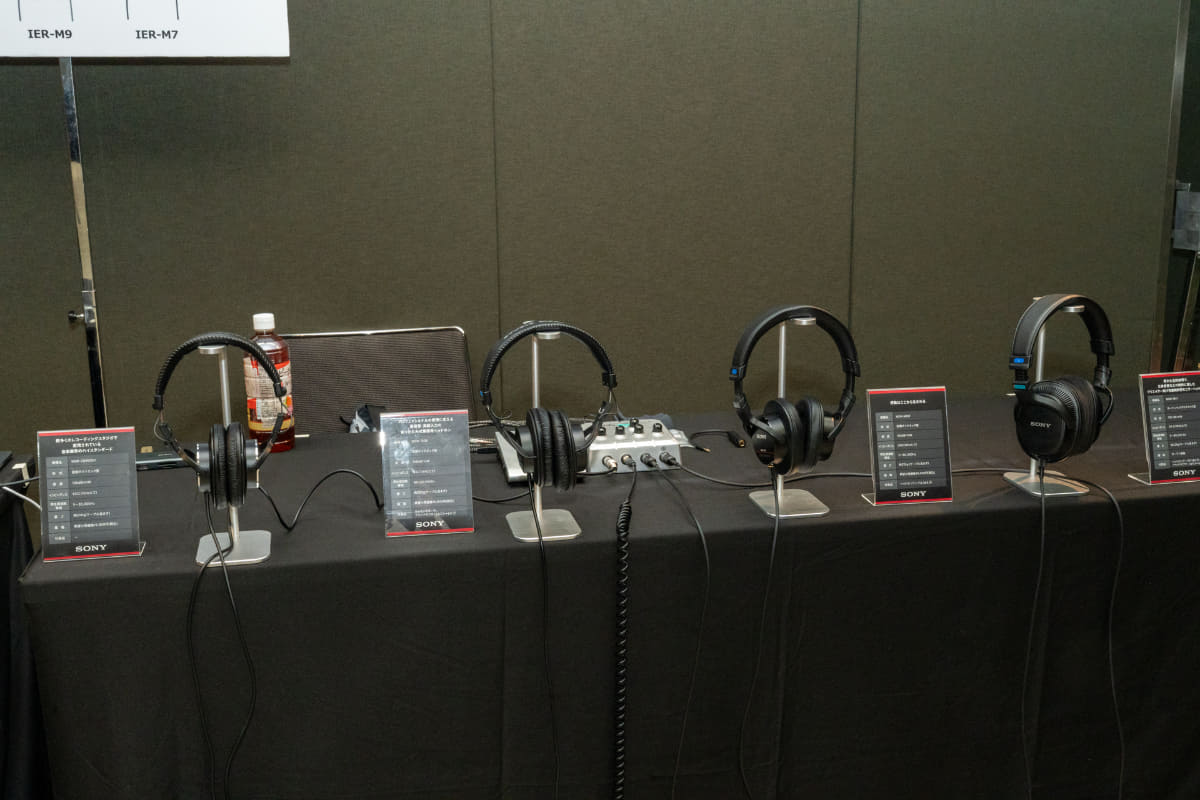 お馴染みのモニターヘッドフォン