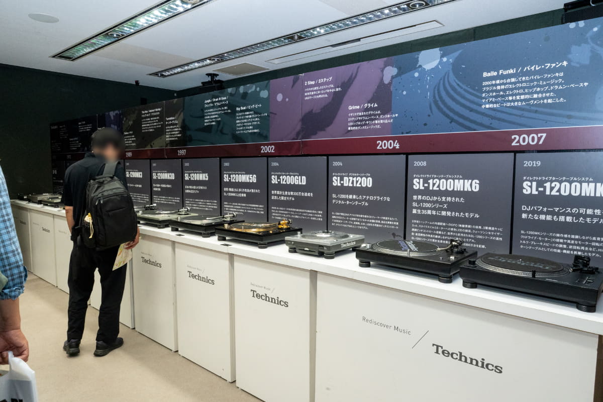 DJブースを囲うように歴代ターンテーブルの展示が