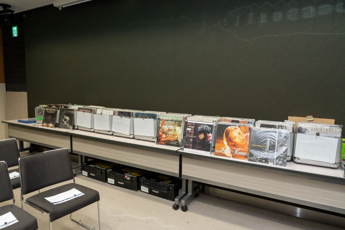 アナログレコードも多数用意している