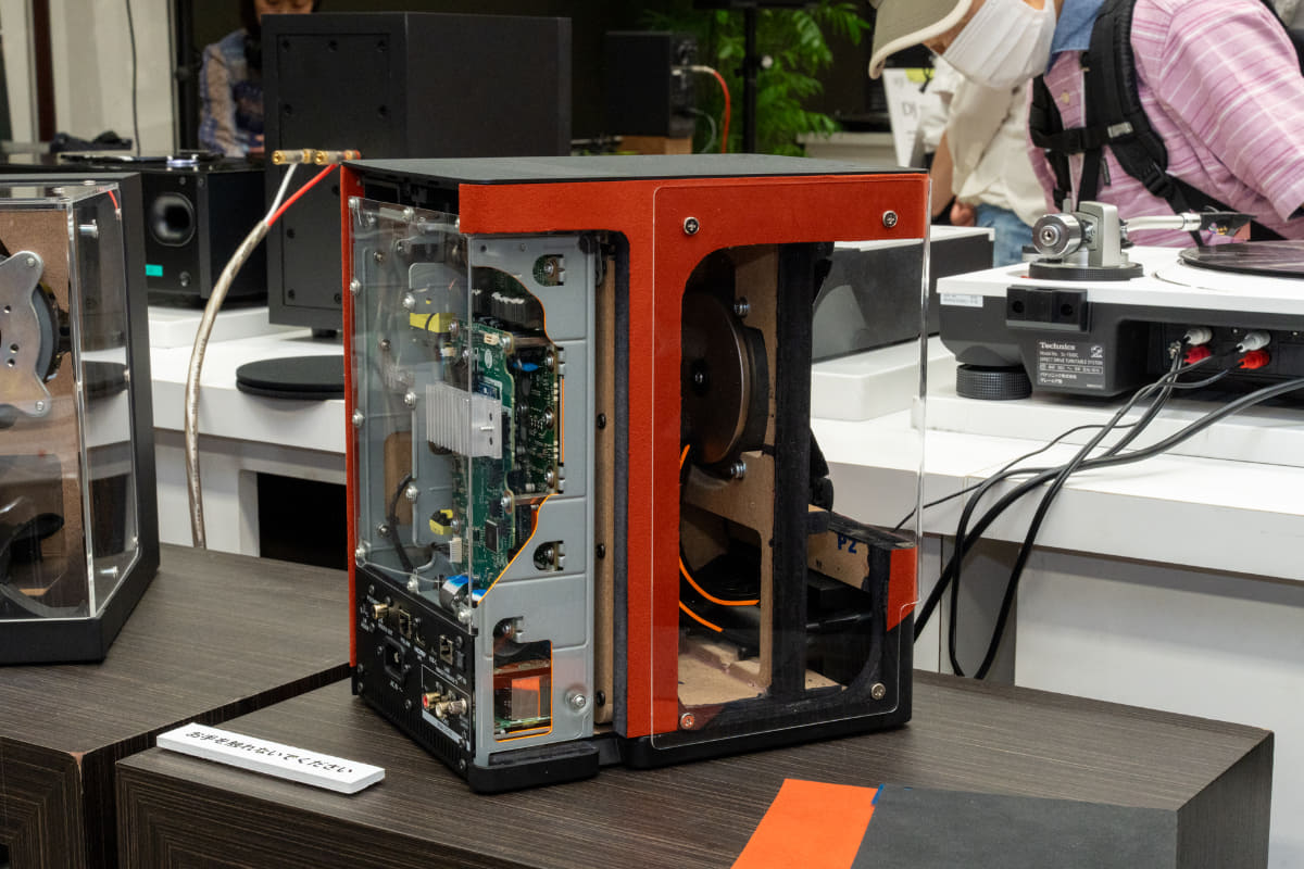 SC-CX700の中身が見られる展示も