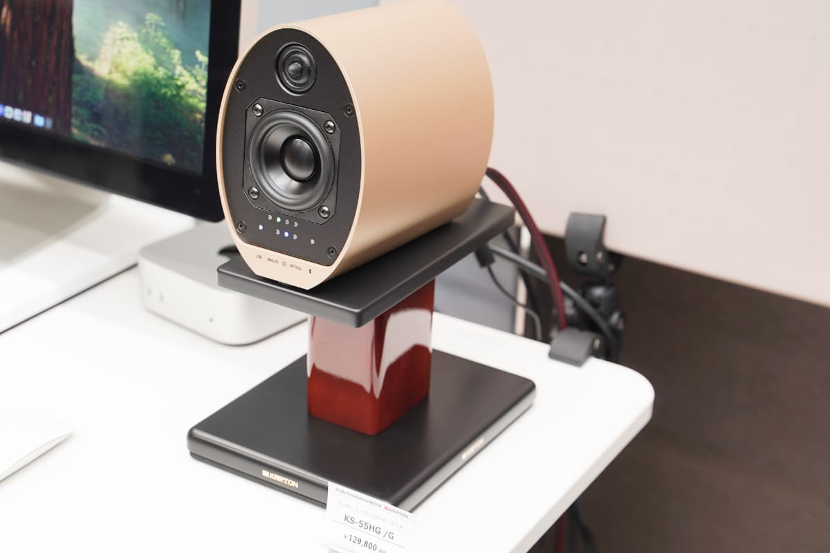 デスクトップ向けのスタンドに「KS-55HG」を設置したところ