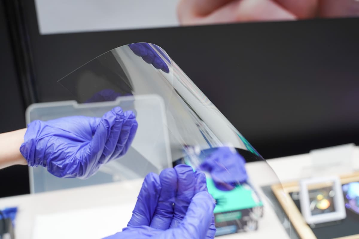 ユニットの形状に3D成形する前の、薄さ0.025mmのガラス。このように曲げられる