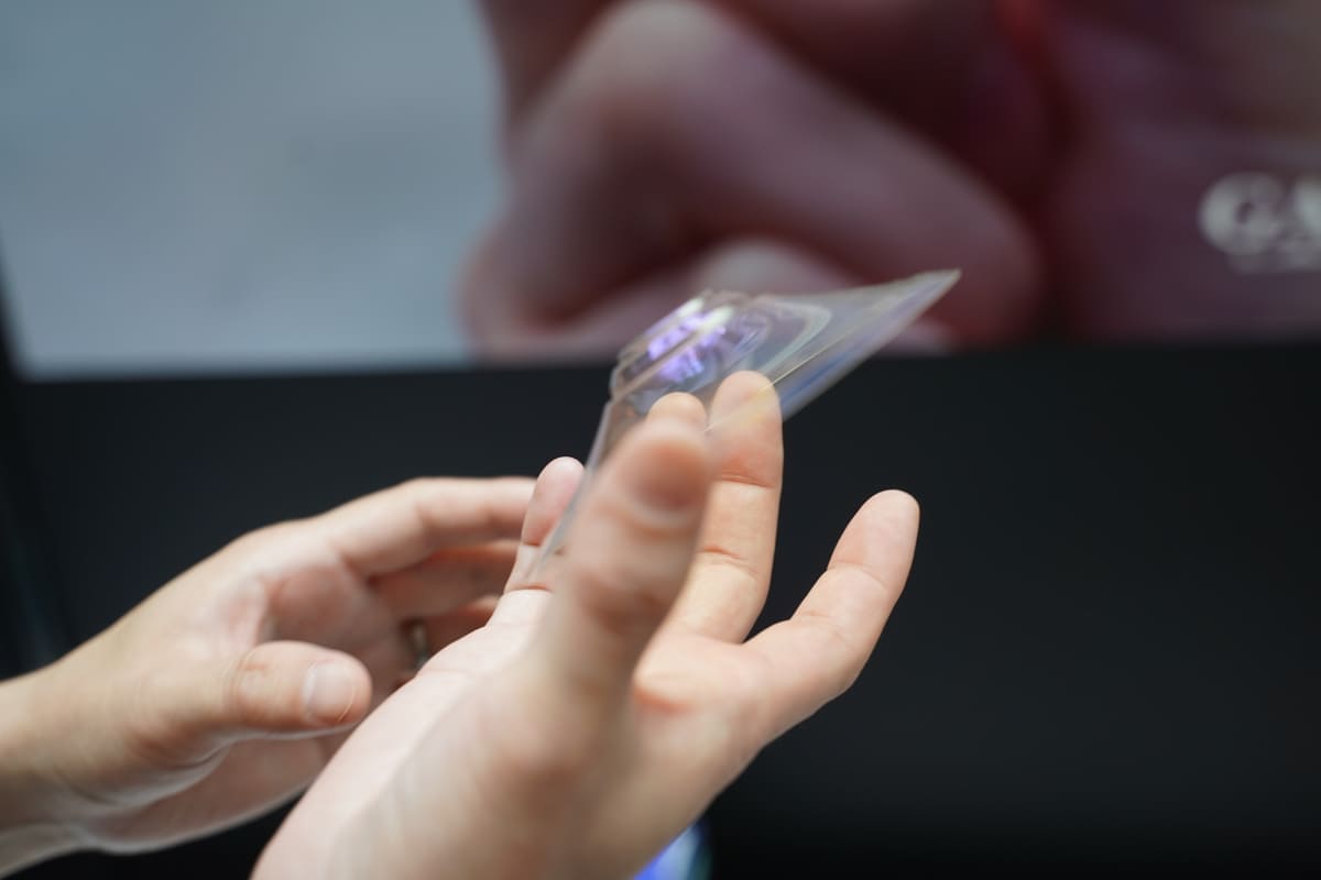 GAITが3D成形し、表面に特殊な化学処理を施して強化し、振動板になる