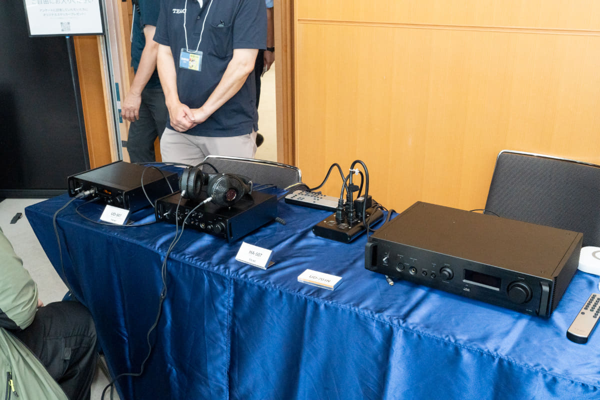 通路側にもヘッドフォン試聴エリアを用意