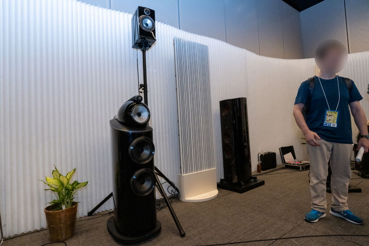 ハイトを除いた全てのスピーカーがツイーター・オン・トップタイプのハイエンドフロア型(奥は待機中のDALI)