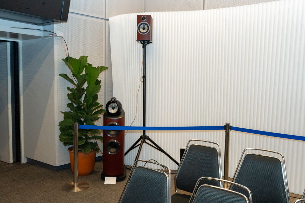 リアにももちろんB&W