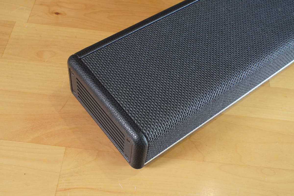 このあたりに上向きのミッドウーファとツイーターがある