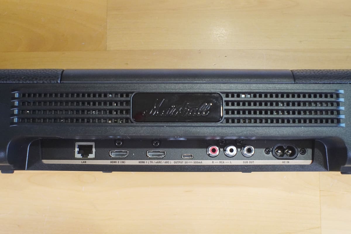 背面端子はセンターに集中