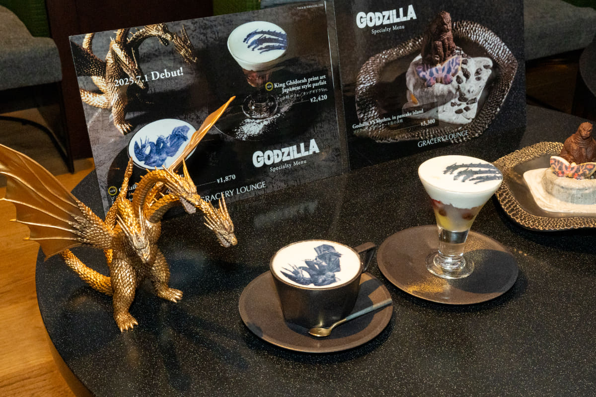 新商品の「アート和パフェ(キングギドラVer.)」(左)、「プリントアートラテ(キングギドラVer.)」(右)