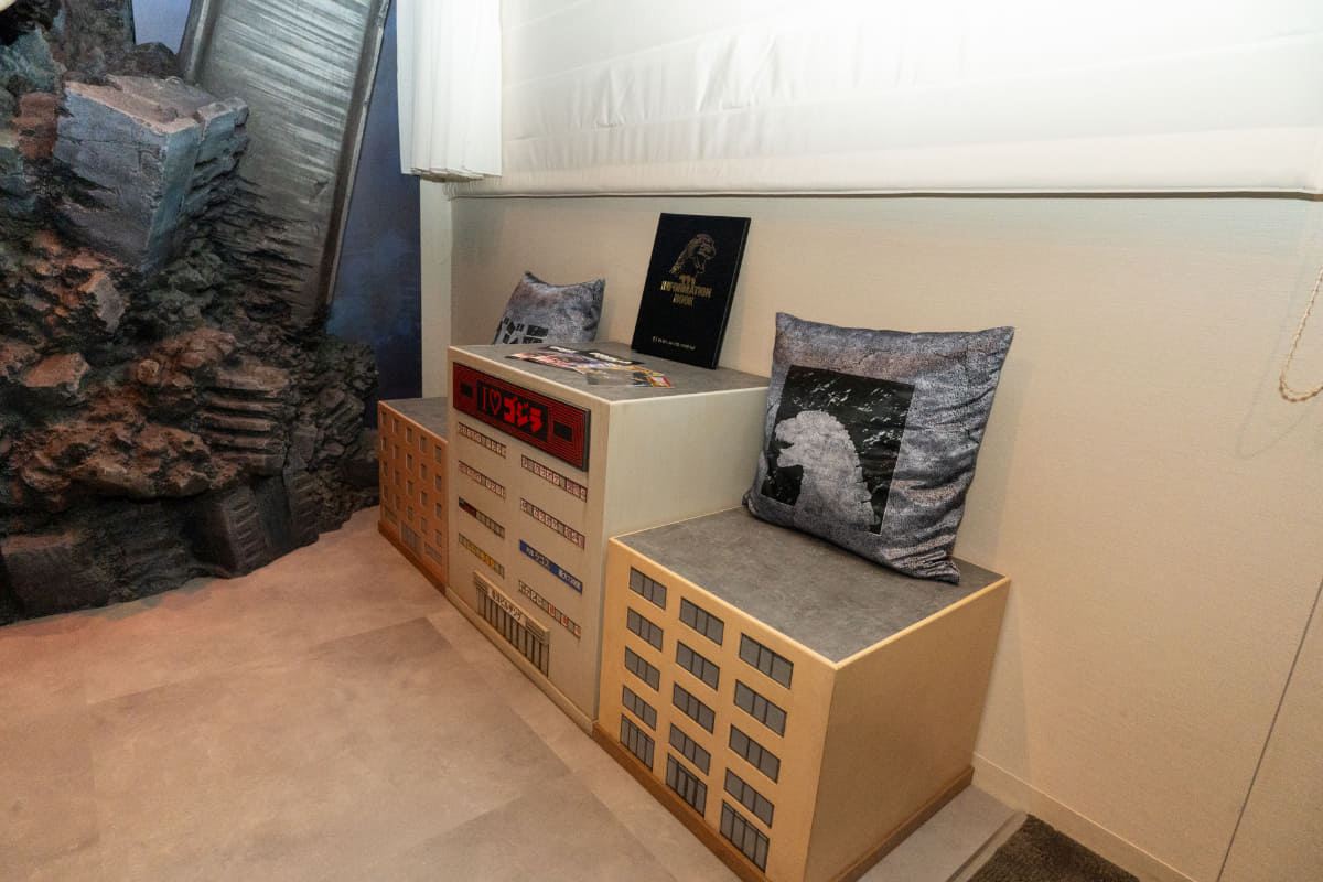 ビルを模した椅子。自由に動かして撮影できる