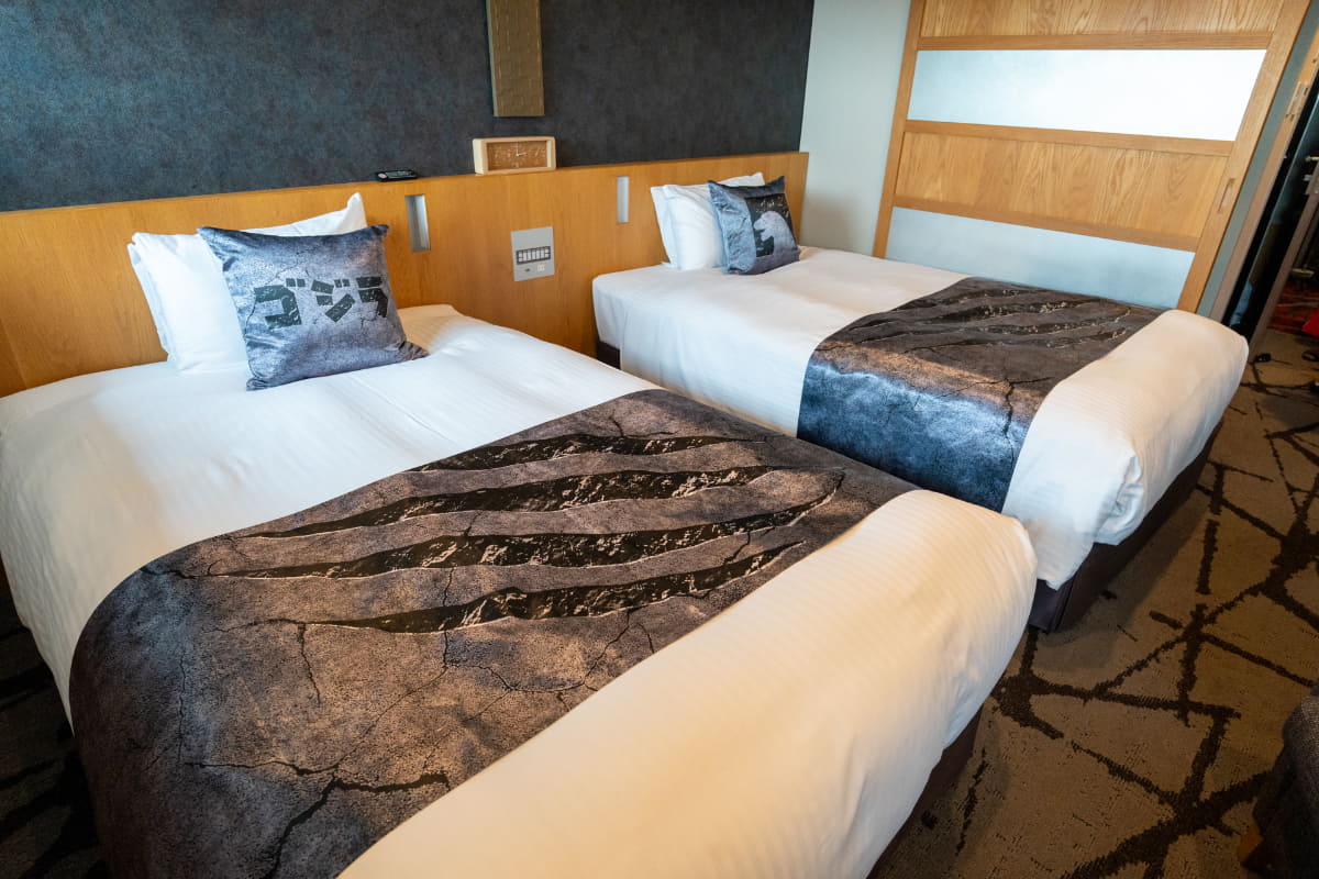 東側と西側でベッドカバーのデザインが違う