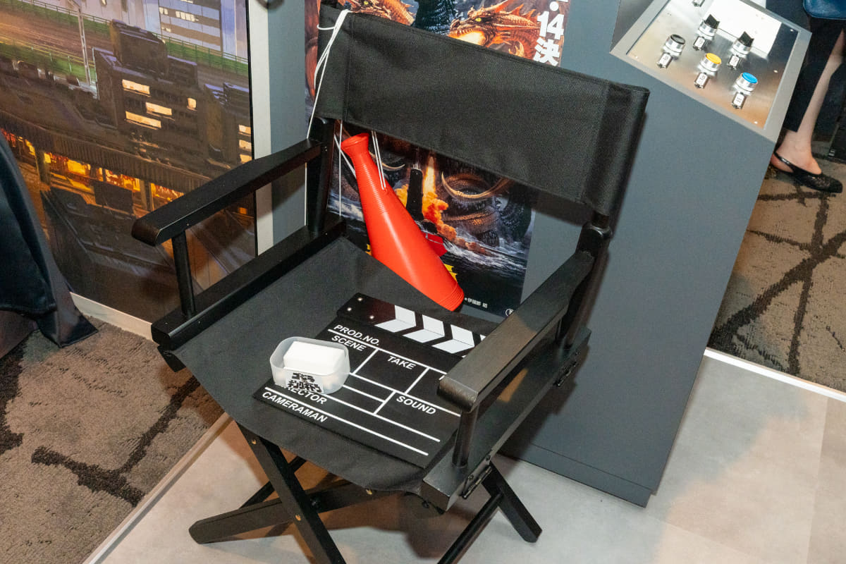 撮影現場で監督が座る椅子やカチンコも