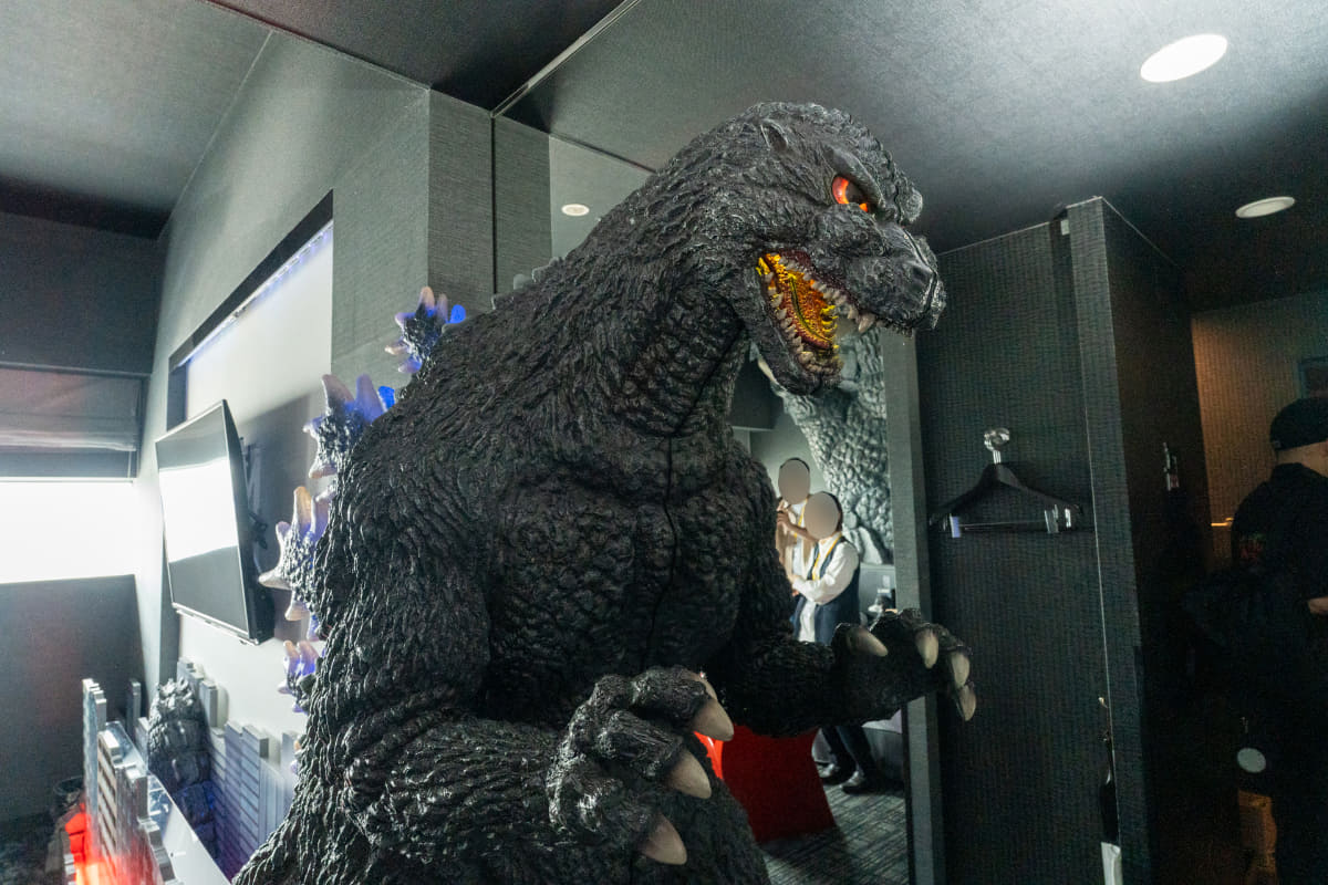 こちらにも大きなゴジラ立像