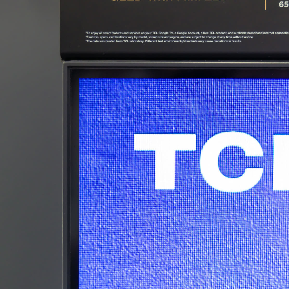 従来モデルのベゼル部分。外枠のフレームに加え、パネルの隅にも黒枠(映像が表示されていない部分)が数ミリある