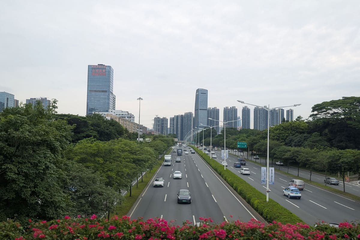 急速にEVシフトが進む中国。深圳中心部でもその様子が見て取れ、幹線道路を走る車のおよそ半分近くが電気自動車に置き換わっている印象