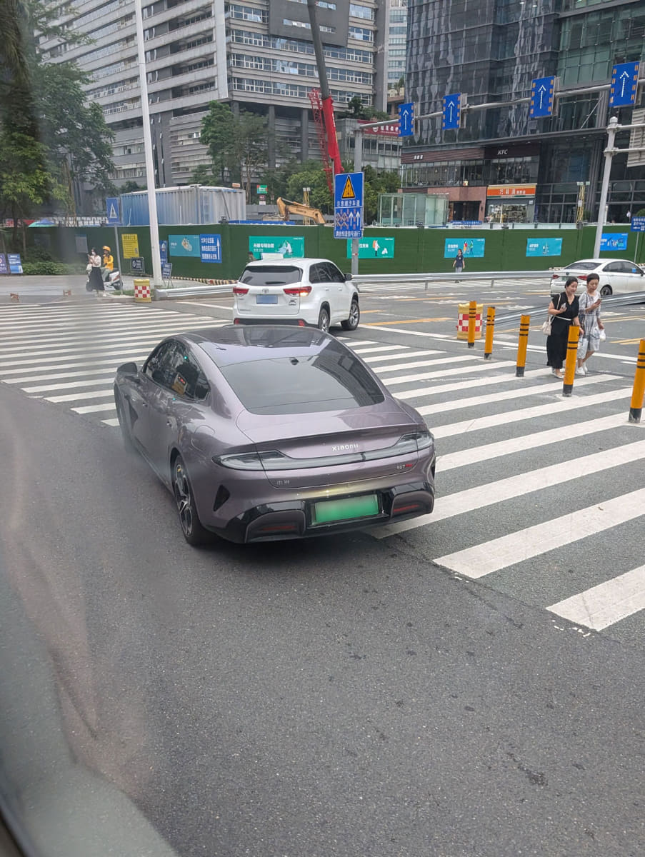 ナンバープレートが“緑色”になっているのが電気自動車の印。大都市ではナンバープレートの交付が制限されており、ガソリン車は抽選のため入手が極めて困難。一方、電気自動車などは発行が緩和されているのだとか。写真はシャオミのEV車