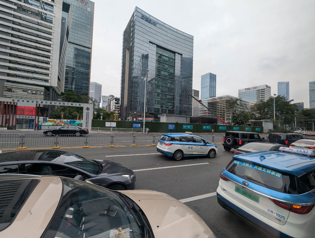 道路は片側4車線、5車線が当たり前。TCL、スカイワースビルの前でも、地下鉄新路線の工事が行なわれていた
