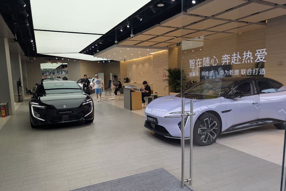 街中には電気自動車の販売店があちらこちらに。これは中国の新興EVブランド「AVATR(アバター)」