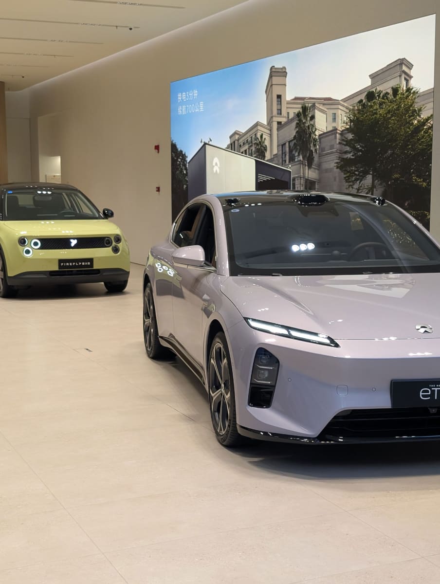 こちらのブランドはNIO。奥には“MINI”ライクな車種「firefly」が見える