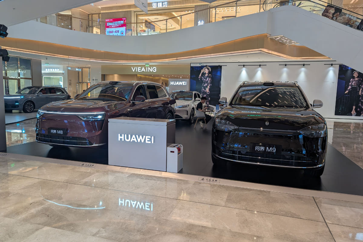 ショッピングセンターのイベントスペースには、ファーウェイの電気自動車(約1,000万円のM9など)が展示されていた