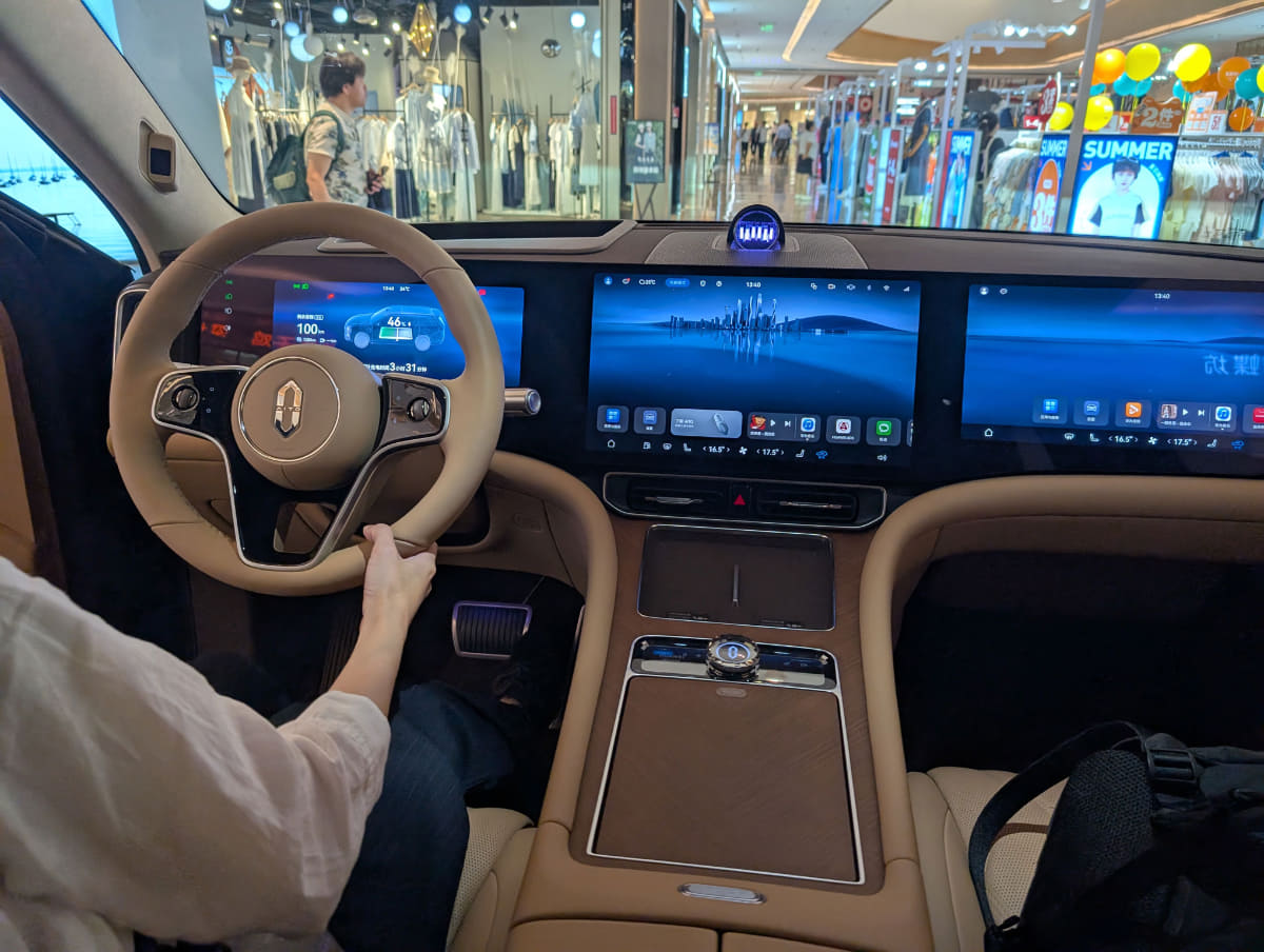 全面フルタッチパネルになっている「M9」の内装