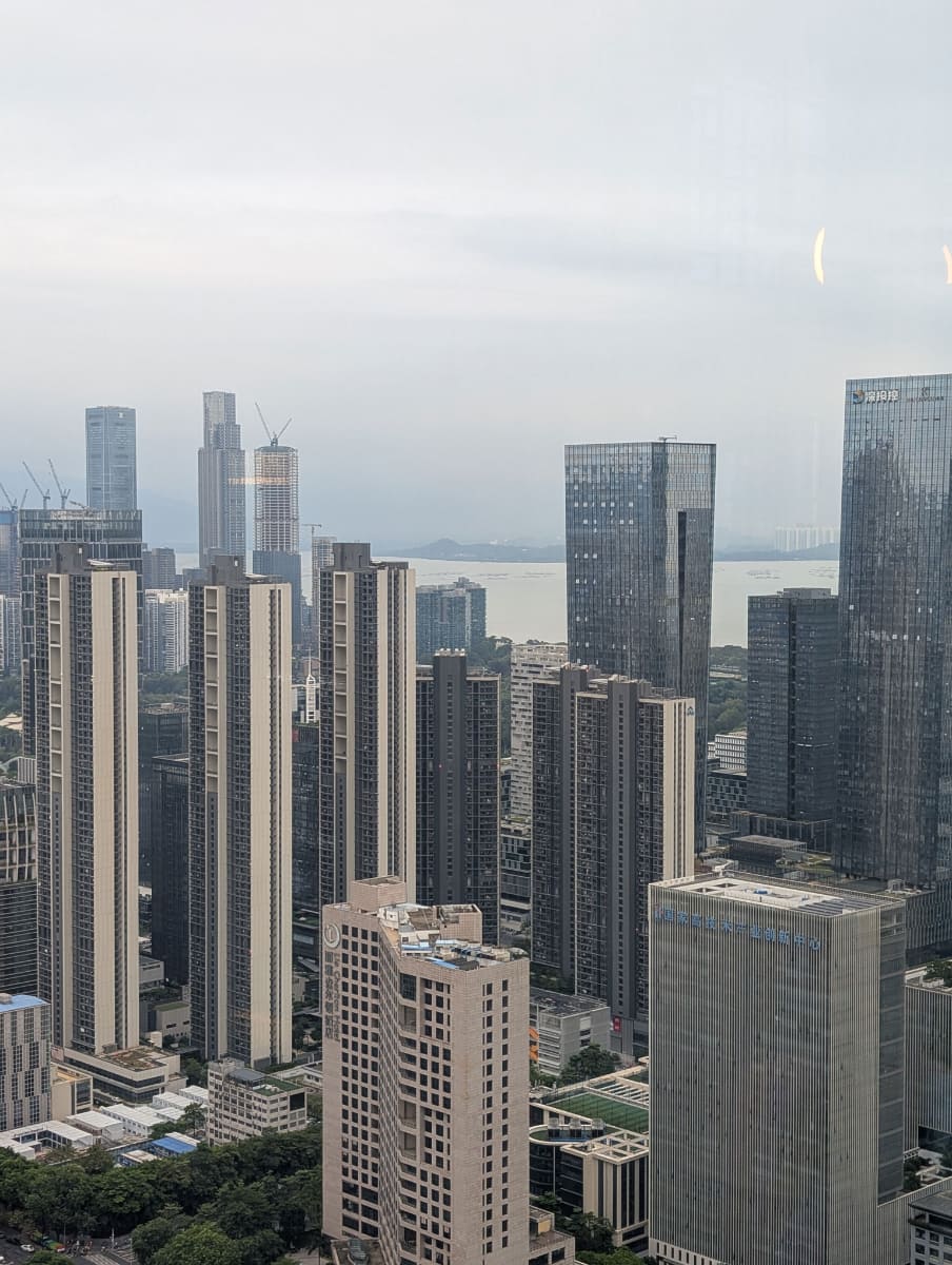 高層ビルが立ち並ぶ経済特区・深圳。天気がよければ、ビルの高層階からは香港島も見ることができる