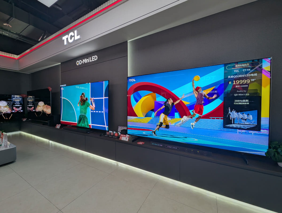 店舗入り口には、3種類の98型テレビ(Z11K、X11H、C11K)がズラリ！