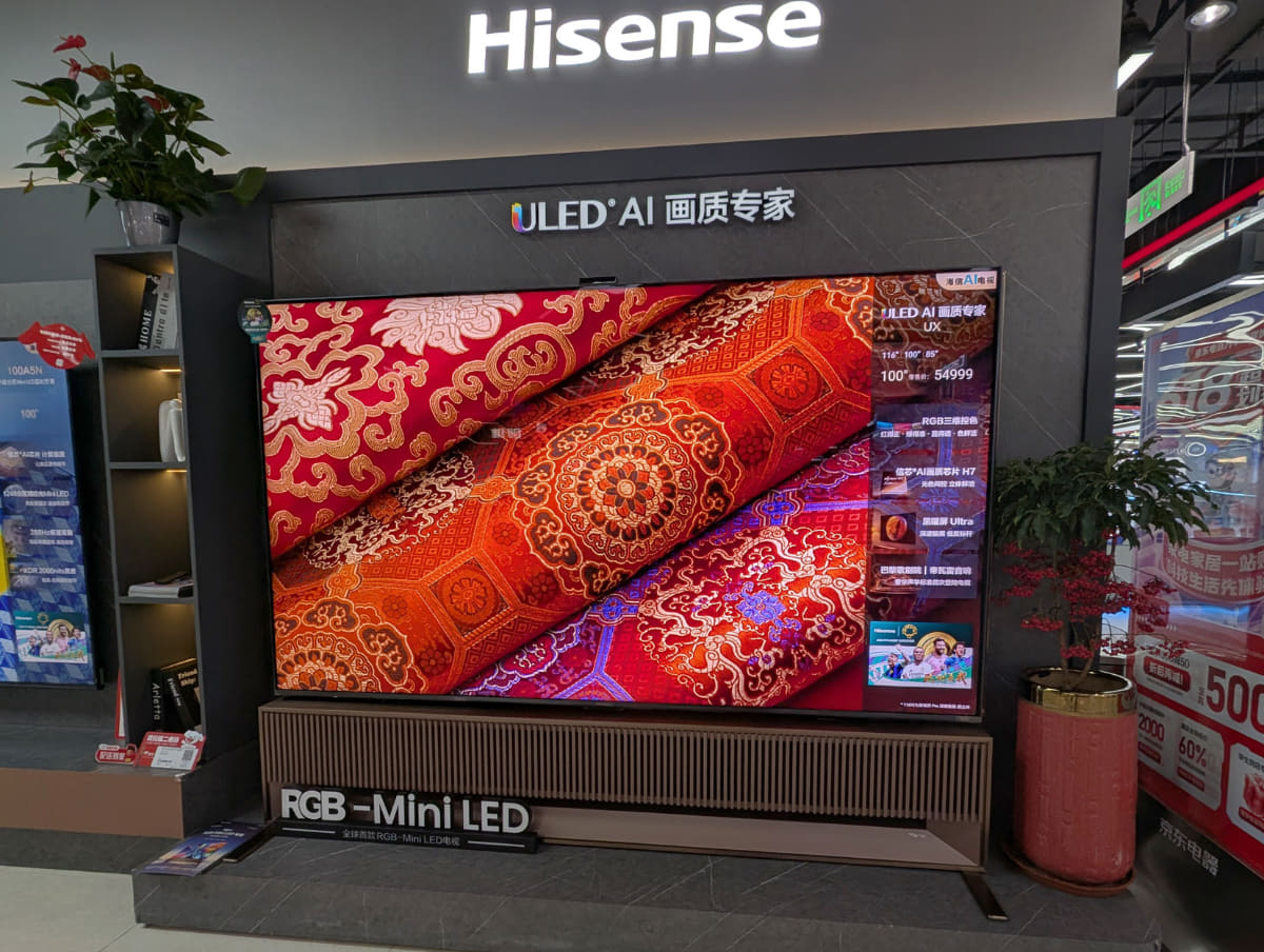 ハイセンスのRGBミニLEDテレビ「UX」を電気店で発見！116型は11万元、100型は5.5万元、85型は3万元……意外と安い、かも!?